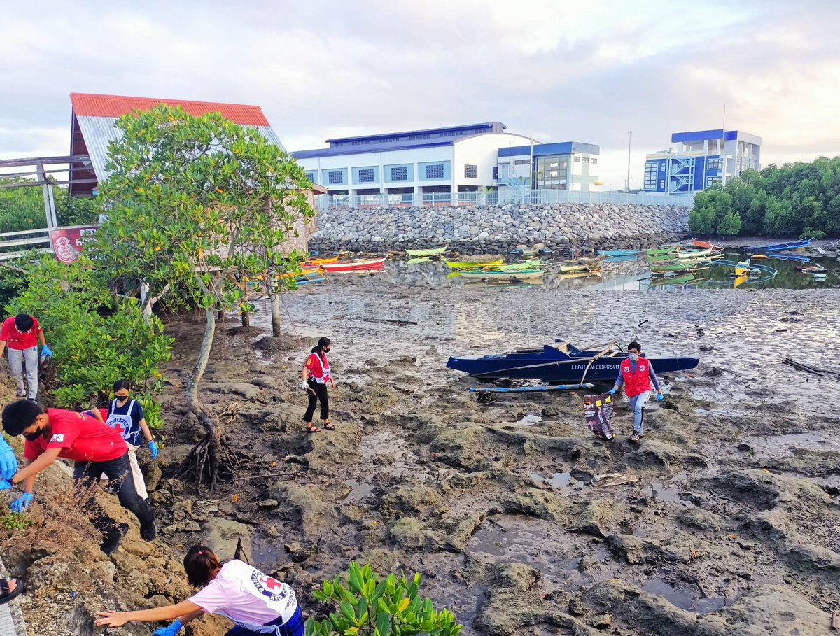 IFRCAsiaPacific's tweet image. #RedCross143 Volunteers of @philredcross participate in a coastal clean-up drive in Cebu, Central #Philippines 🚮  

Removing trash and debris from beaches and other water bodies will help identify the sources of litter and influence behaviors that cause #pollution
