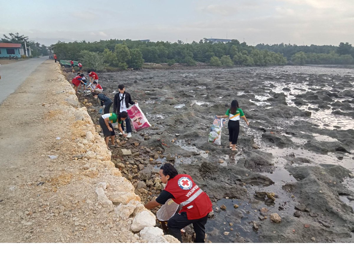 IFRCAsiaPacific's tweet image. #RedCross143 Volunteers of @philredcross participate in a coastal clean-up drive in Cebu, Central #Philippines 🚮  

Removing trash and debris from beaches and other water bodies will help identify the sources of litter and influence behaviors that cause #pollution
