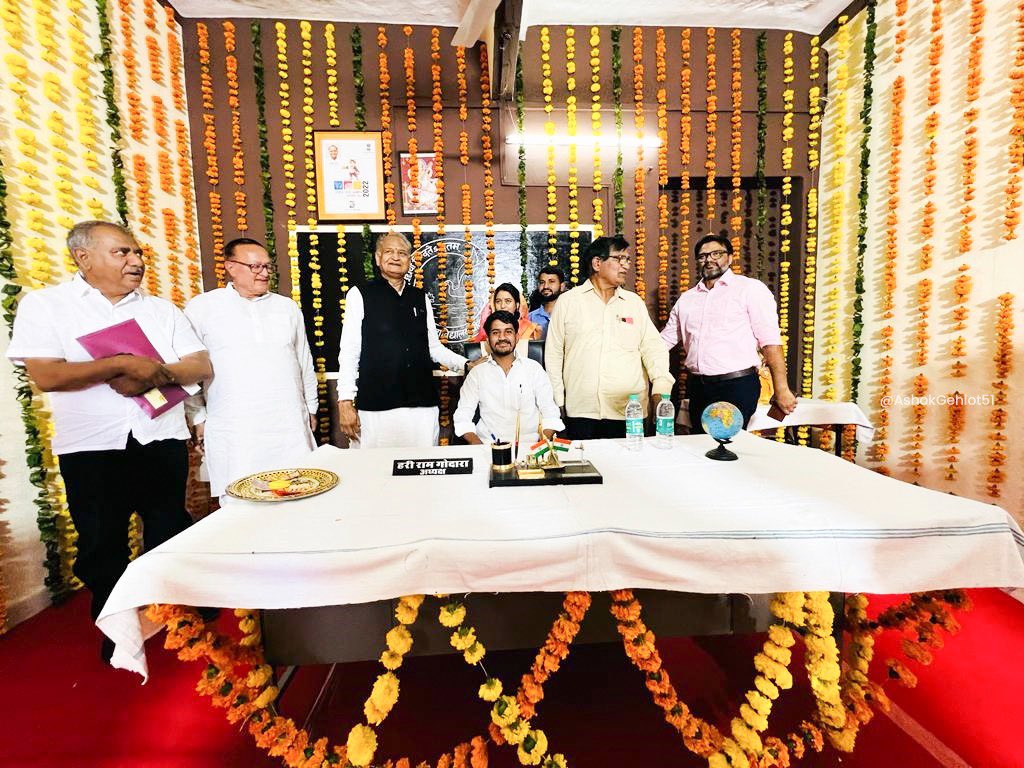 ashokgehlot51's tweet photo. "छात्रवृत्ति हो, अनुप्रति हो या विद्यार्थियों के लाभ से जुड़ा कोई भी फैसला हो सरकार प्राथमिकता से ले रही ���ै। यहां तक की हम बच्चों को संभावनाओं में विस्तार के लिए विदेश भी भेज रहे हैं।" https://t.co/CnkFQwspr4