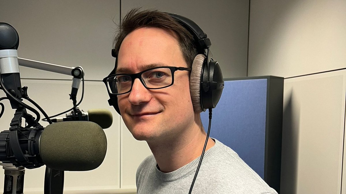 UniPassau's tweet photo. Sciencefiction - Vorhersage der Zukunft oder erfundener Irrsinn? @stherbold, Professor für #AIEngineering, wagt in #kodifiziert – Der #Proftalk gemeinsam mit Moderatorin Belina Hauch einen Blick hinter Programme wie #ChatGPT 🎙️https://t.co/La3UBgQriS https://t.co/UZsiPY19lm