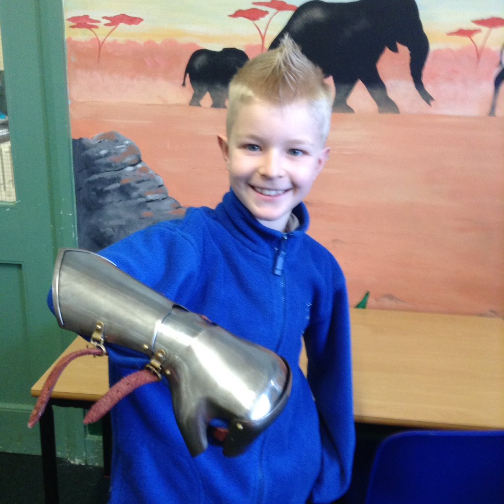 latimerprimary's tweet photo. #Class4CB have really enjoyed trying in armour which would have been worn during The Battle of Bosworth. https://t.co/9i8VA3xVUY