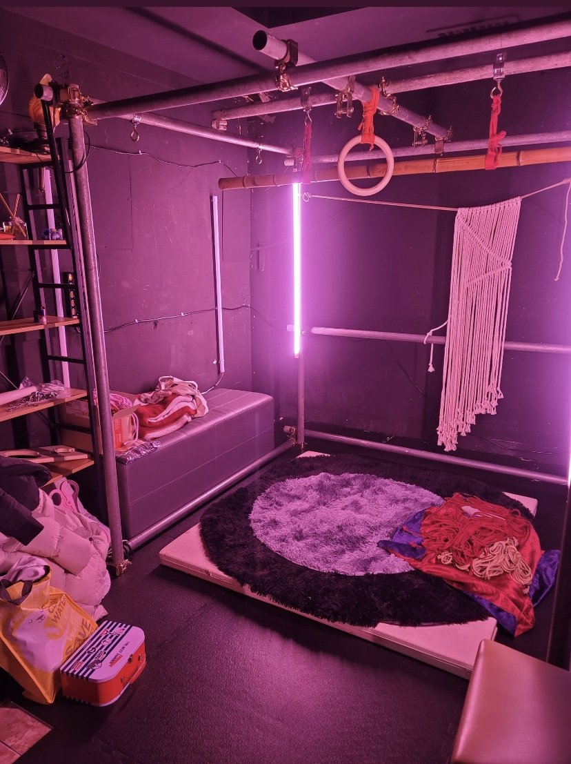 8th 버니앤리거 파티
(2th in  Black out Bar  )
봄맞이 8번째 파티를 오픈합니다.

초심자 분들의 문의가 계속되어
초보 버니 리거님들을 위한
클래스를 운영하며, 그라운드 위주의
본디지로 즐거운 시간을 보내려합니다.