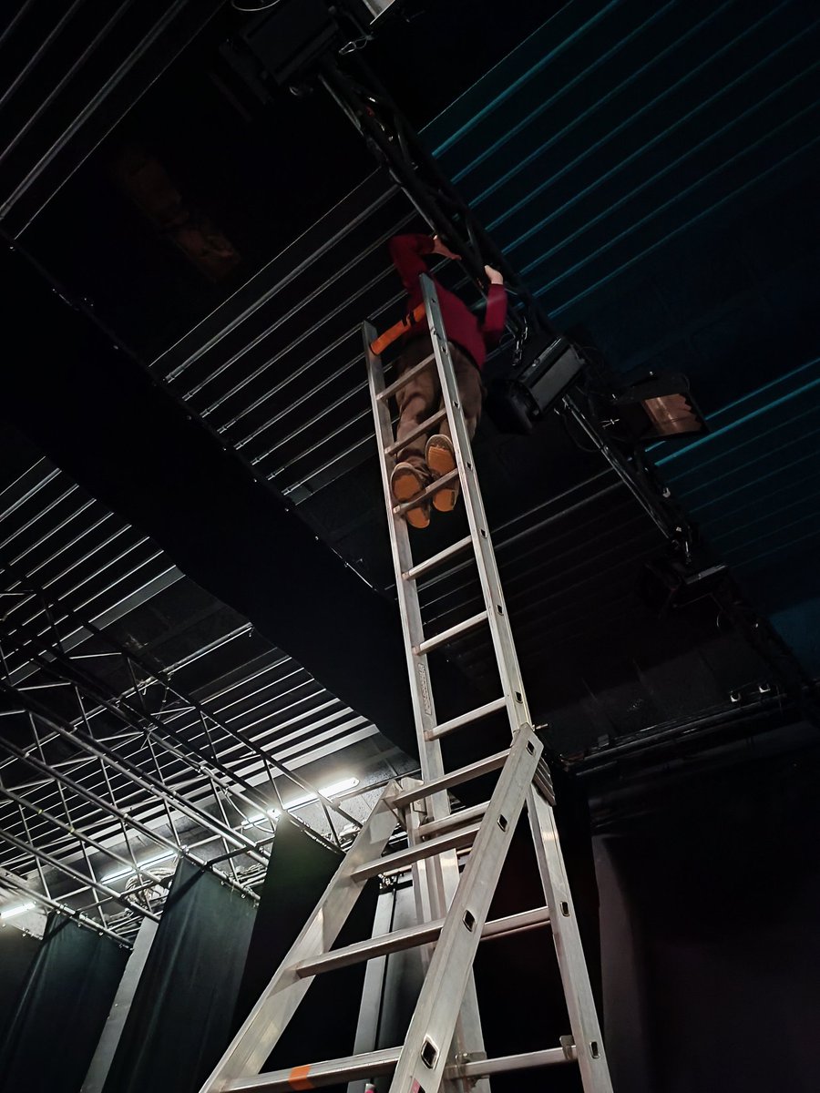 classedesmakers's tweet image. Les techniciens préparent les lumières de la scène. #LePetitLavoisier