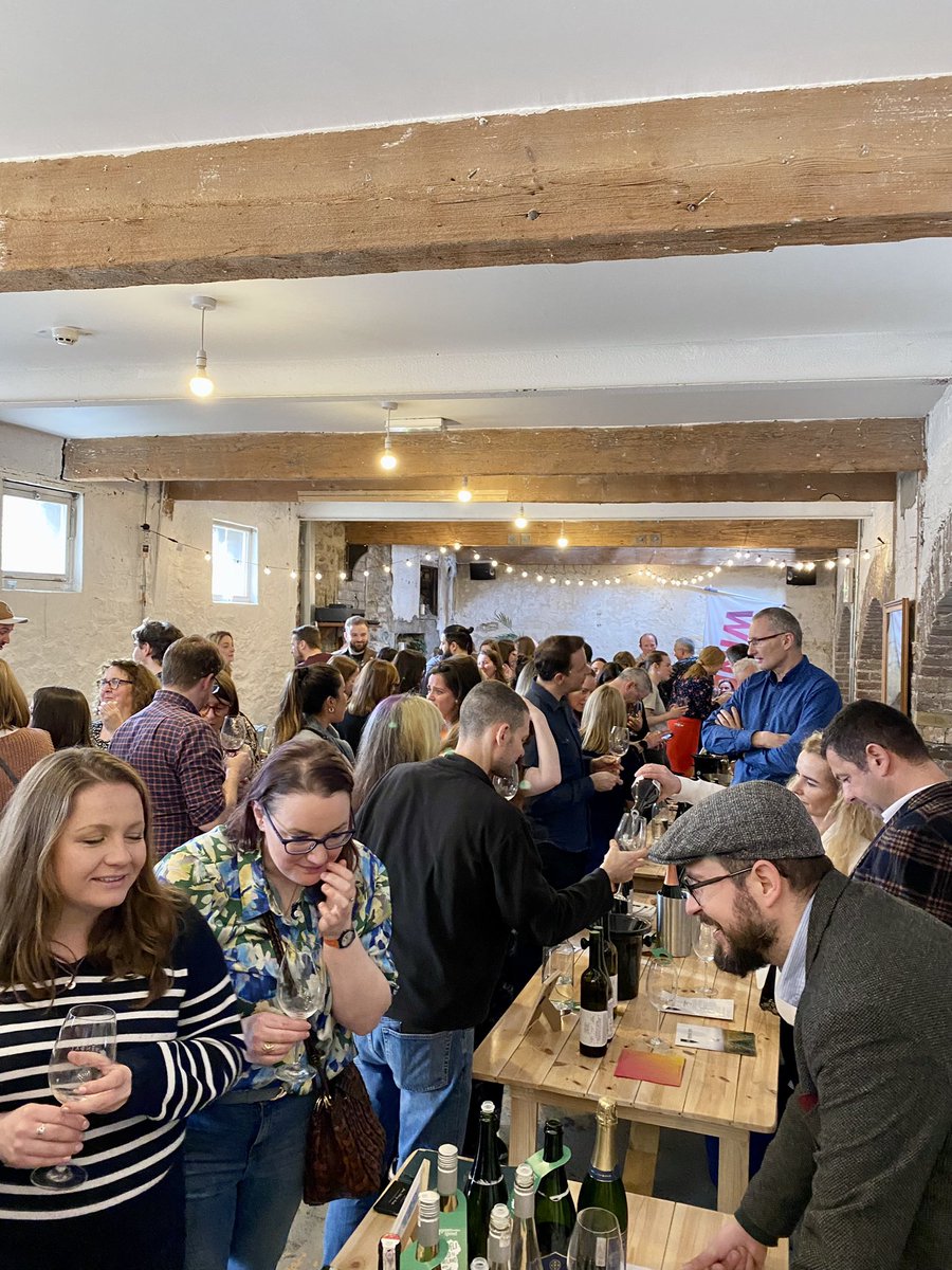 Trochę o #PolishWineFest w Dublinie jeszcze będzie! ☘️ Nie ma co się dziwić rekordowemu zainteresowaniu, skoro w czasie degustacji można było spróbować choćby takiego zestawu: dwa świetnie zrobione, wytrawne gewurztraminery, odpowiednio od  <a href="/kbarczentewicz/">Kamil Barczentewicz</a> i Winnicy Marcinowice🇵🇱