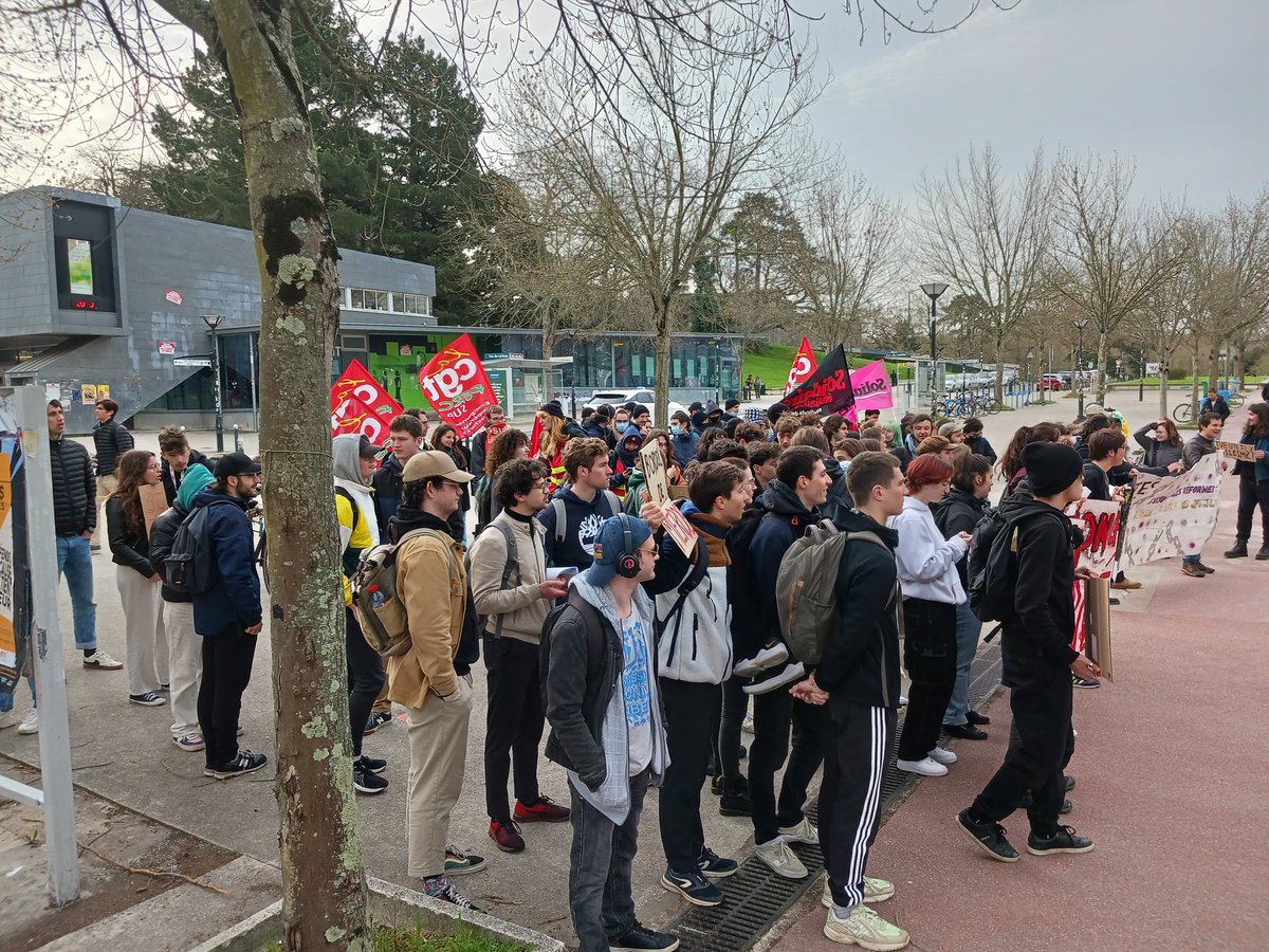 #ReformeDesRetaites |

Un jour de #mobilisation de plus, un jours de plus où les #jeunes sont dans la rue, à se battre pour leurs #droits et pour la #démocratie. 

La colère gronde dehors, écoutez là