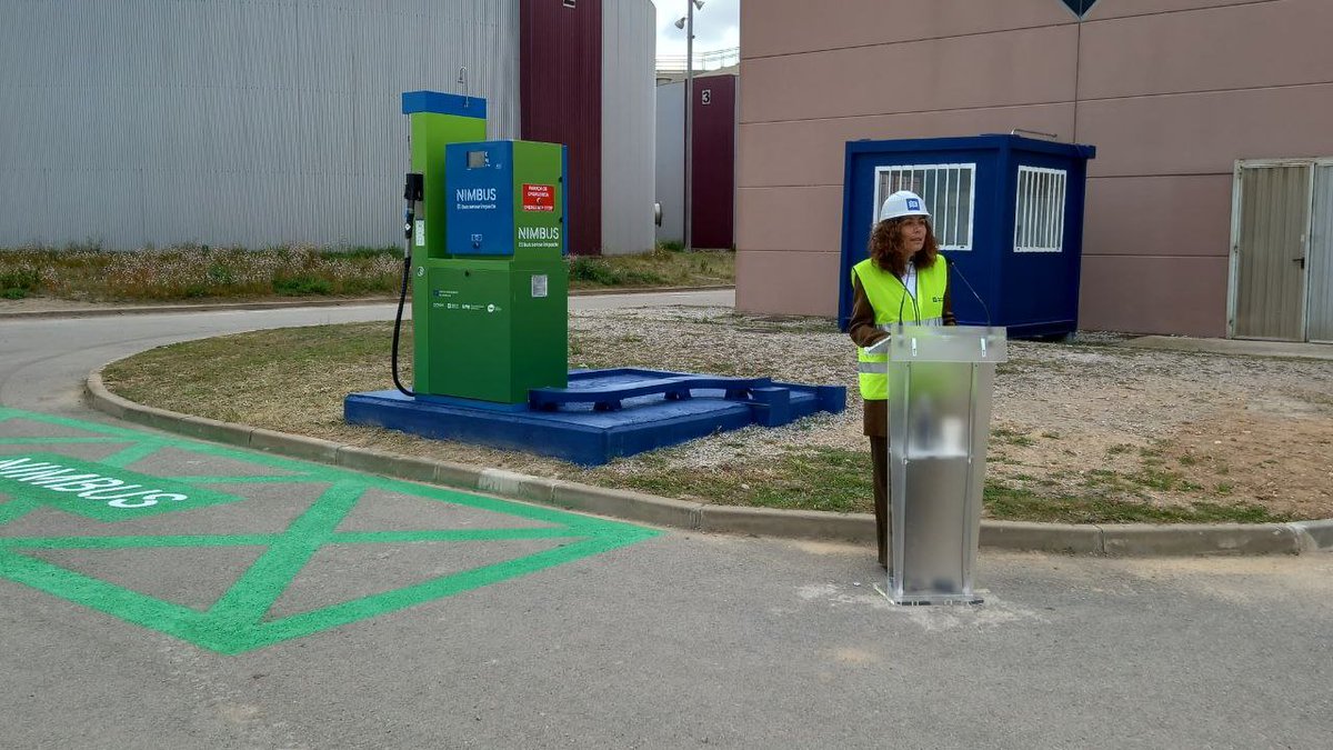 aiguesbcnclient's tweet photo. El projecte #LifeNimbus fa un pas més!

Avui inaugurem la planta de producció de biometà a partir de llots de depuradora.

Aquesta iniciativa, liderada per @Cetaqua, permet generar combustible sostenible per als autobusos urbans 🚍.

#PujaAlNimbus https://t.co/iDIfwk1FLb