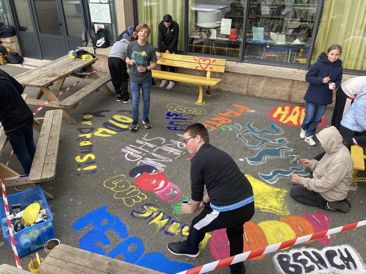 [EAC] Projet interdisciplinaire Anglais/Arts Plastiques le banc des amis "Buddy bench" : 
Combattre l'isolement / Encourager l’empathie / Renforcer le sentiment d’une communauté positive 😍 <a href="/acrennes/">Académie de Rennes</a> @DAACBretagne