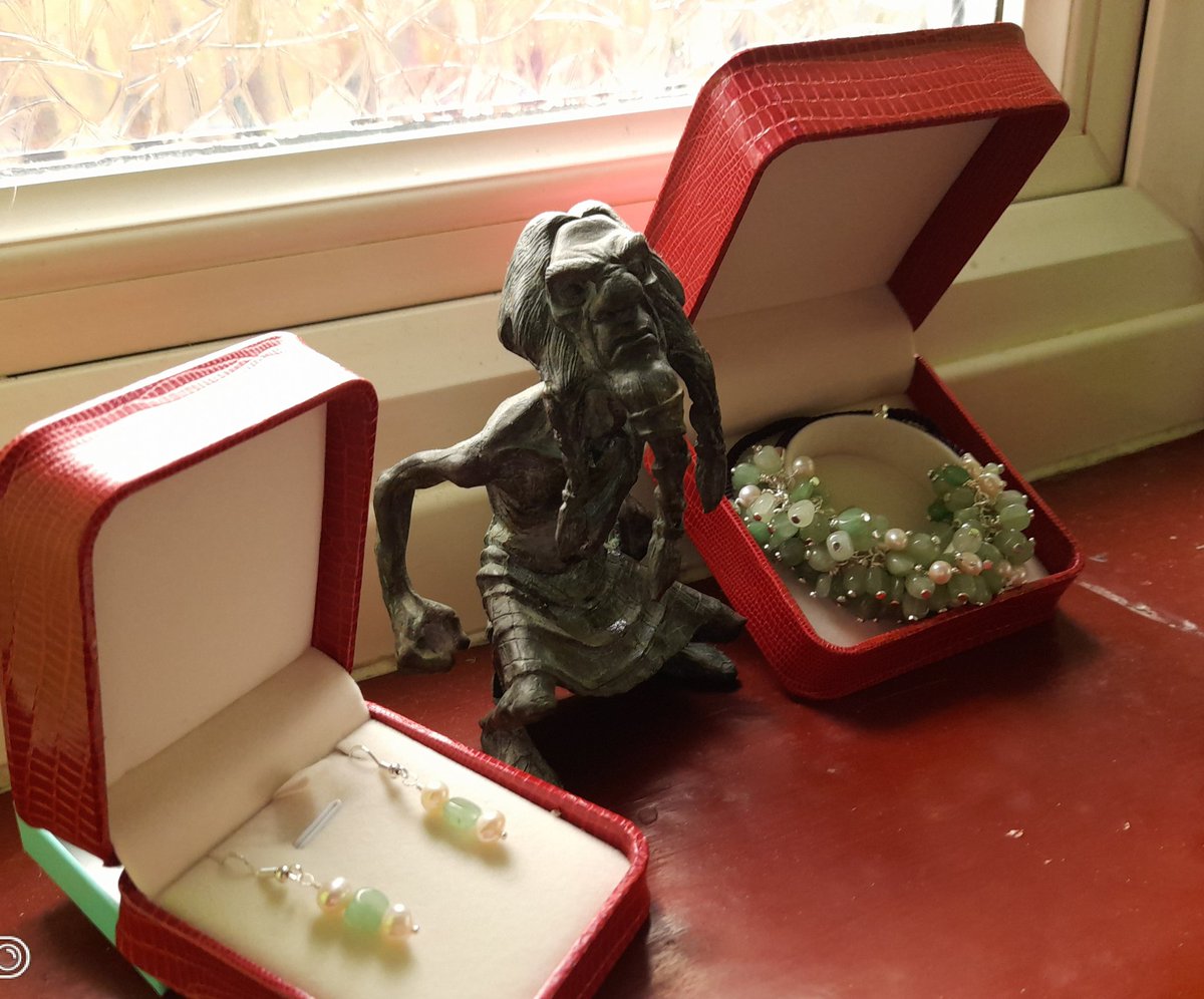 I gift I made for my daughters teacher 💚 #pearls #gemstones #gemporia #jewellery #jewellerymaker #jewellerymaking  #handmade