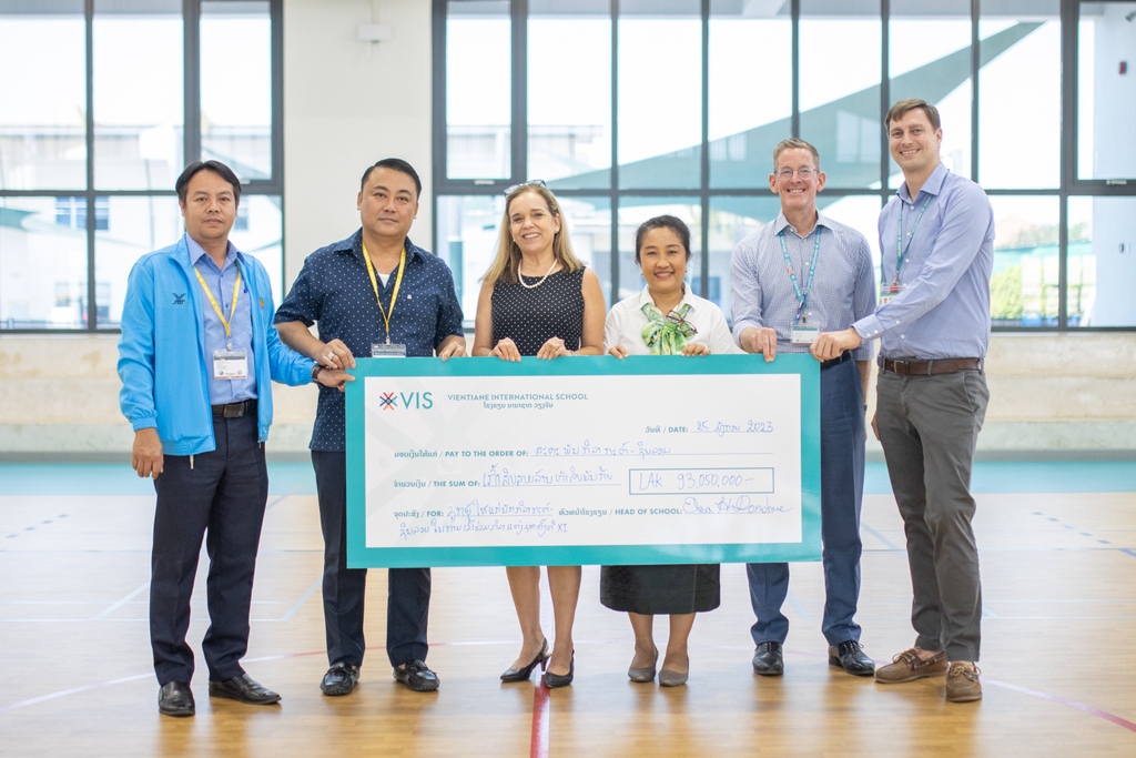 vislaos's tweet photo. #VISCares donates over 100,000,000 kip to the Ministry of Education and Sports. The donations were made towards sponsoring the recognition of talented students and local athletes that competed in the 11th Lao National Games last year. #GiveBack #VISLao https://t.co/xqaBj8Qav9