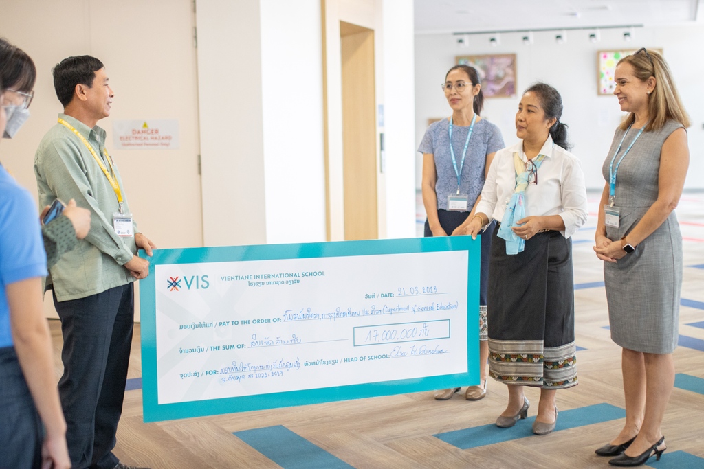 vislaos's tweet photo. #VISCares donates over 100,000,000 kip to the Ministry of Education and Sports. The donations were made towards sponsoring the recognition of talented students and local athletes that competed in the 11th Lao National Games last year. #GiveBack #VISLao https://t.co/xqaBj8Qav9
