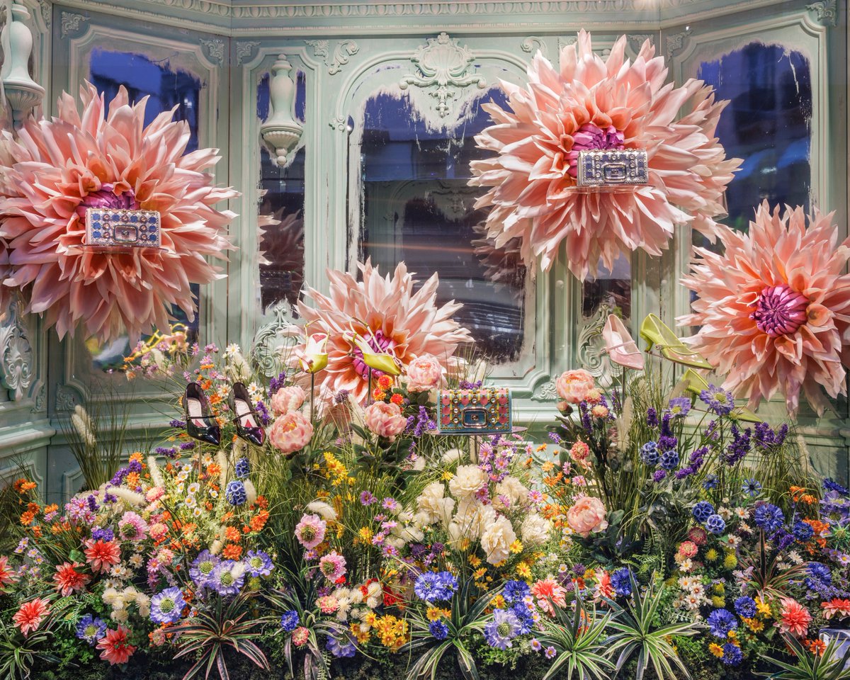 Discover Flower Invasion, the wonderful floral #RogerVivier store concept, designed by #GherardoFelloni. It features a dream-like Parisian home where flowers have taken over, in a delightful tribute to the Maison’s Parisian allure.
