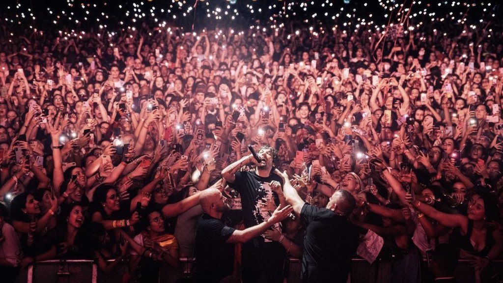 daylightlover28's tweet photo. don’t get me wrong I love Lloyd and think the way he captures Harry on stage is very unique but Joshua’s photography is more special to me, just look at the way he captures Louis and is fans 🥹😭 https://t.co/CKxHcE3oBN