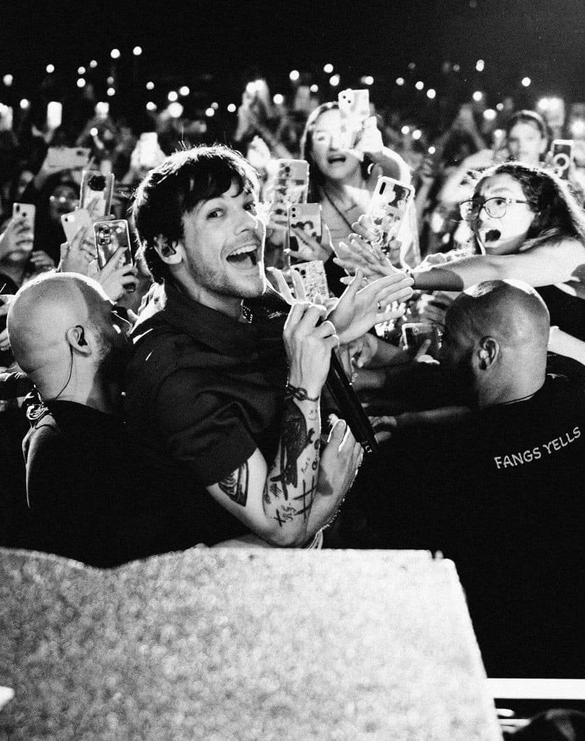 daylightlover28's tweet photo. don’t get me wrong I love Lloyd and think the way he captures Harry on stage is very unique but Joshua’s photography is more special to me, just look at the way he captures Louis and is fans 🥹😭 https://t.co/CKxHcE3oBN
