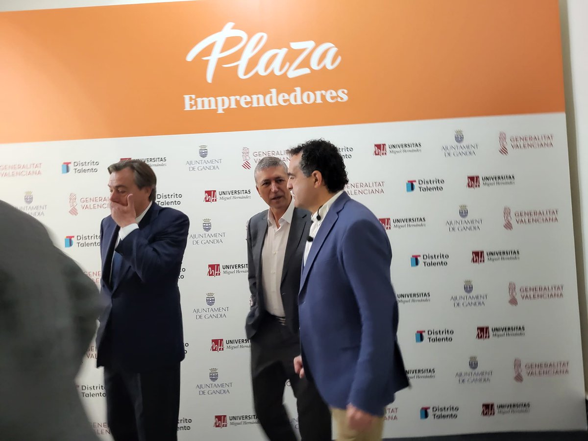 GVAinicotur's tweet photo. 🏆@rafacliment_ participa en el lliurament #PremisEmprenedors 2023 #EdicionesPlaza
🗣️El Pla #Llamp @GVAeconomia busca impulsar l'emprenedoria basada en la innovació social i tecnològica i en #ODS
💰2022
➡️1.146 iniciatives recolzades
➡️556 empreses 🔛
➡️2.400 persones ateses https://t.co/ItLiIN64xT