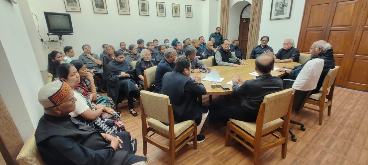 संसद भवन स्थित CPP ऑफिस में कांग्रेस अध्यक्ष व राज्यसभा में नेता प्रतिपक्ष श्री <a href="/kharge/">Mallikarjun Kharge</a> ने कांग्रेस के सांसदों के साथ बैठक की।

हम इस तानाशाह सरकार के खिलाफ आवाज़ बुलंद करते रहेंगे। अडानी महाघोटाले पर सवाल पूछते रहेंगे।