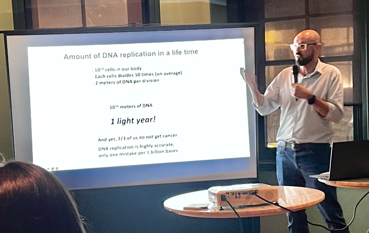 Wonderful biophysics talk by <a href="/van__Oijen/">Antoine van Oijen 🔬🧫🧬</a> at <a href="/jamsorgau/">JAMS</a> tonight. Did you know that your body will replicate A LIGHT YEAR length of DNA during your lifetime !?