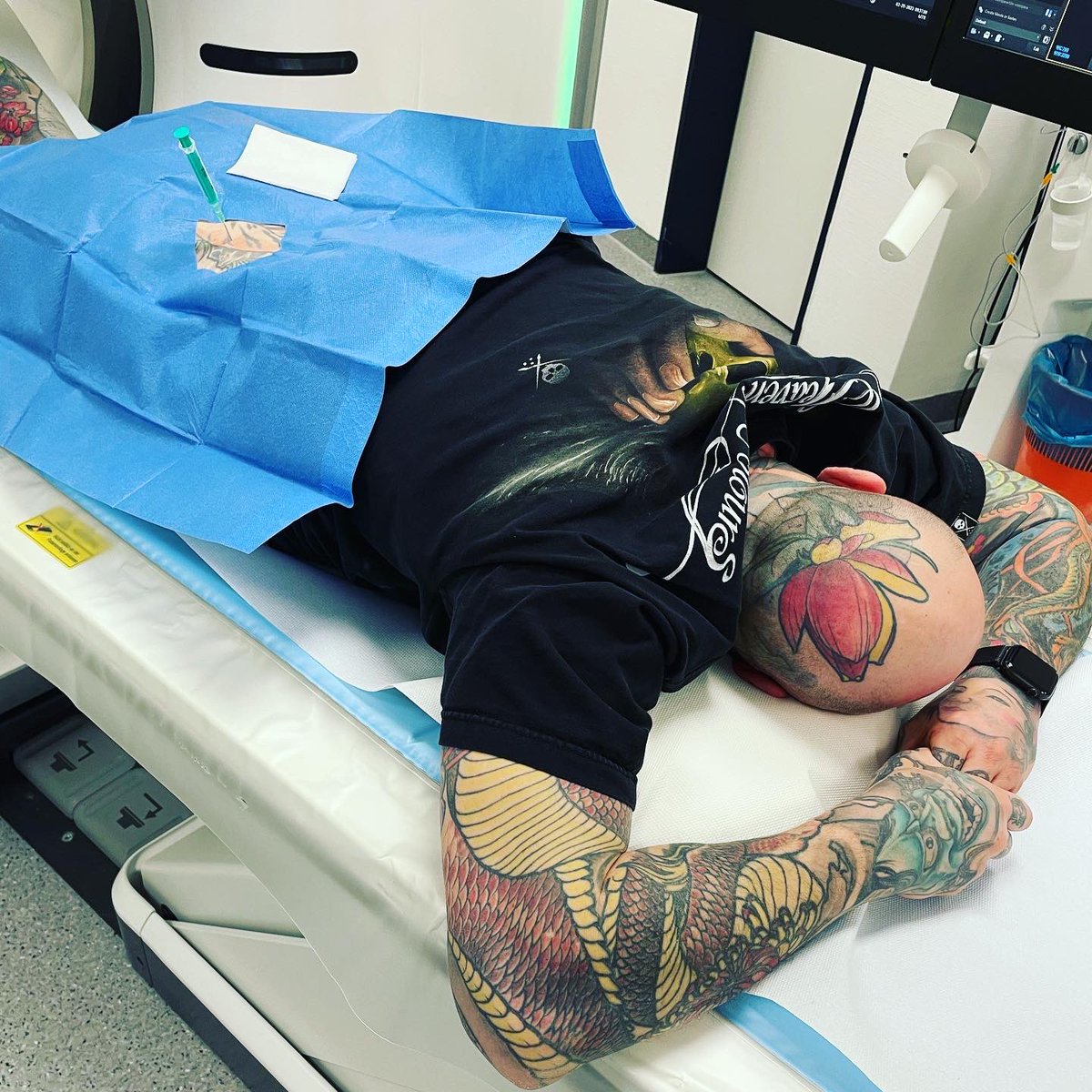 dertischler's tweet image. #mrt #spritze #rücken 🤷🏻‍♂️
wat muss dat muss