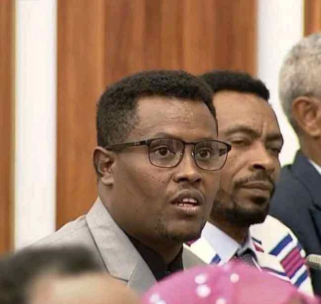 NatnaelMekonne7's tweet photo. #ፓርላማ

ጠቅላይ ሚኒስትሩ " ስልጣን በመልቀቅ የመፍትሄው አካል አይሆኑም ወይ ?  ለሚለው ጥያቄ ምን መለሱ ?

ጠቅላይ ሚኒስትር ዶ/ር ዐቢይ አህመድ ፦

" ስልጣን ብትለቅ የተባለው በጣም ጥሩ ጥያቄ ነው ፤ ግን ጥሩ የሚሆነው ስልጣን ብንለቅ ነበረ ምክንያቱም መንግስት ማለት አስፈፃሚ ብቻ ማለት አይደለም።

ህግ አውጪ መንግስት ነው፣ ህግ ተርጓሚ መንግስት ነው ፣ አስፈፃሚ መንግስት ነው እኛ እዚህ ያለን ሰዎች የመንግስት ባለስልጣኖች ነን።

ይልቁኑንም የተከበሩ አቶ ክርስቲያን ደግሞ የቋሚ ኮሚቴ ሰብሳቢ ናቸው የአንድ ሚኒ��ትር አለቃ ናቸው እና በጋራ ብንለቅ ቢሆን ምክንያቱም እርሶም እንደሚገነዘቡት የሁሉ ችግር ምንጭ እና ባለቤት እኔ ብቻ ልሆን አልችልም። 

ኃላፊነት ከወሰድንም በጋራ ቢሆን ጥሩ ይሆናል ብዬ አስባለሁ። "