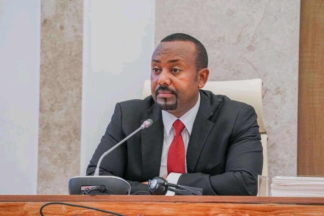 NatnaelMekonne7's tweet photo. #ፓርላማ

ጠቅላይ ሚኒስትሩ " ስልጣን በመልቀቅ የመፍትሄው አካል አይሆኑም ወይ ?  ለሚለው ጥያቄ ምን መለሱ ?

ጠቅላይ ሚኒስትር ዶ/ር ዐቢይ አህመድ ፦

" ስልጣን ብትለቅ የተባለው በጣም ጥሩ ጥያቄ ነው ፤ ግን ጥሩ የሚሆነው ስልጣን ብንለቅ ነበረ ምክንያቱም መንግስት ማለት አስፈፃሚ ብቻ ማለት አይደለም።

ህግ አውጪ መንግስት ነው፣ ህግ ተርጓሚ መንግስት ነው ፣ አስፈፃሚ መንግስት ነው እኛ እዚህ ያለን ሰዎች የመንግስት ባለስልጣኖች ነን።

ይልቁኑንም የተከበሩ አቶ ክርስቲያን ደግሞ የቋሚ ኮሚቴ ሰብሳቢ ናቸው የአንድ ሚኒ��ትር አለቃ ናቸው እና በጋራ ብንለቅ ቢሆን ምክንያቱም እርሶም እንደሚገነዘቡት የሁሉ ችግር ምንጭ እና ባለቤት እኔ ብቻ ልሆን አልችልም። 

ኃላፊነት ከወሰድንም በጋራ ቢሆን ጥሩ ይሆናል ብዬ አስባለሁ። "
