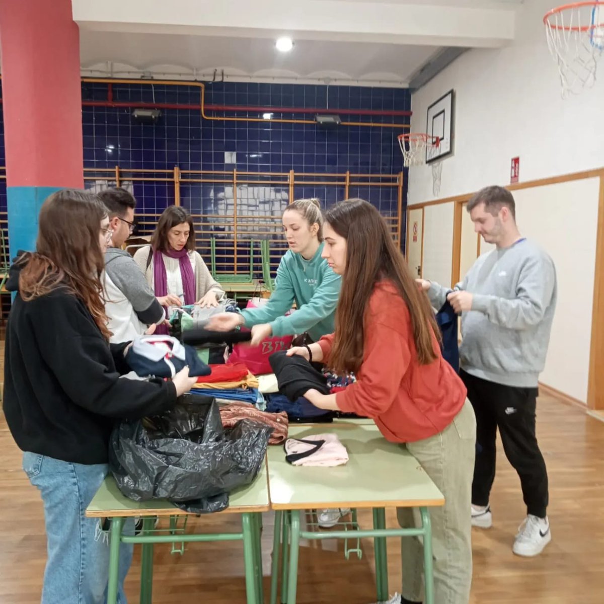FPValencia's tweet photo. Continuamos recogiendo ropa❗
BLASCO FASHION WEEK 👕👗👚🧢
📅 29, 30 y 31 de marzo
📍Gimnasio
🕚Recreo de mañana (10.45 a 11.10) y recreo de tarde (17.45 a 18.10)

#blascofashionweek #fpvalencia #gva  #vicenteblascoibañez #cipfp #education #gvaeducacion #learning #fp  #vbi https://t.co/xkvvybHG5h