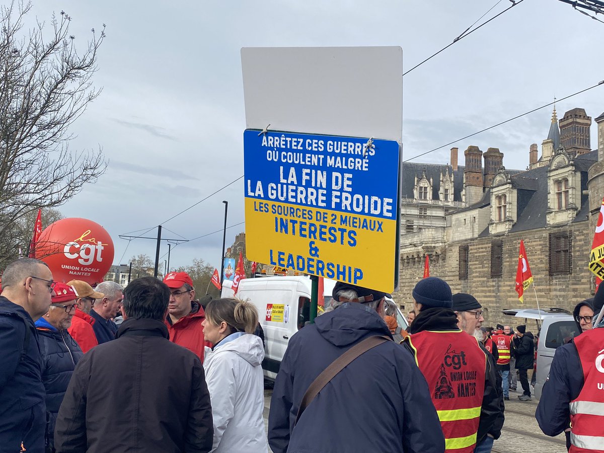 AudreyDesnos's tweet photo. Des pancartes porteuses de messages à la manif de Nantes.

#Nantes #reformesdesretraites #manif28mars https://t.co/uPDwHhXRZe