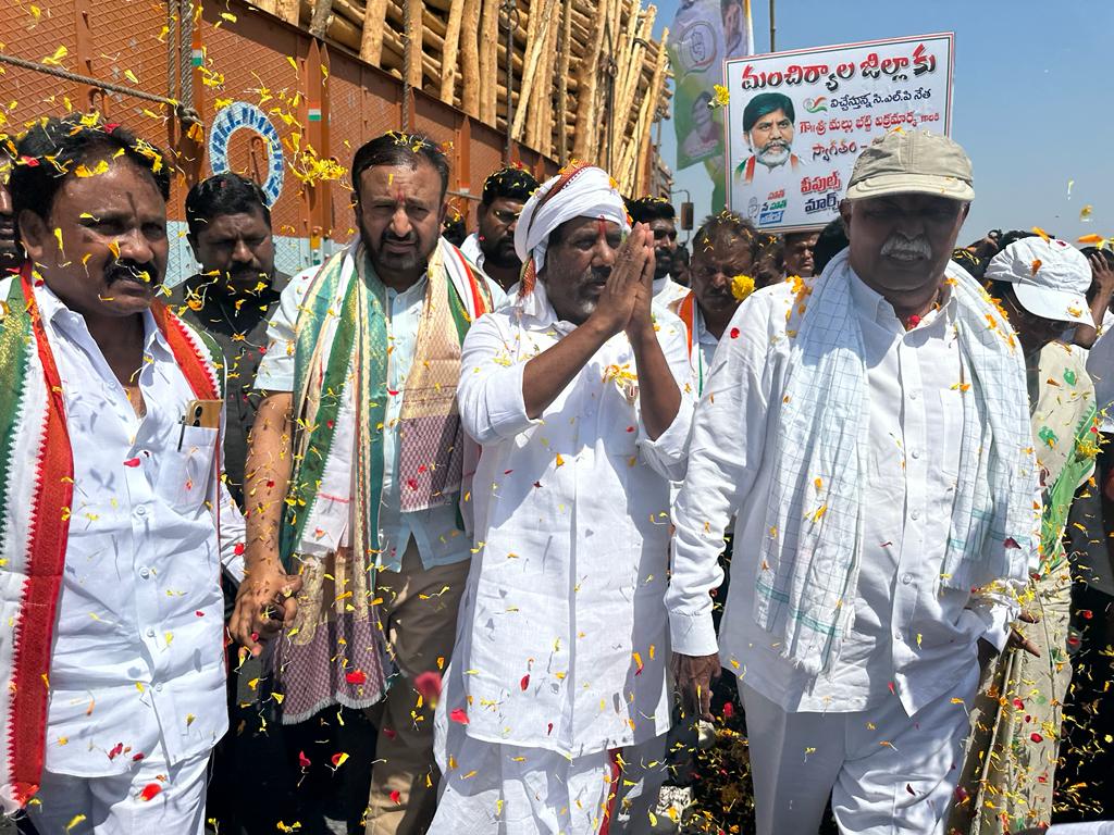 HathJodoYatraTS's tweet photo. #TPCC Vice President Madan Mohan participated in the People's March Padayatra of CLP leaders Bhatti Vikramarka in Bellampally Constituency today.

@MadanMohanINC @bharatjodo @INCIndia @INCTelangana https://t.co/YQxBEzsMI8