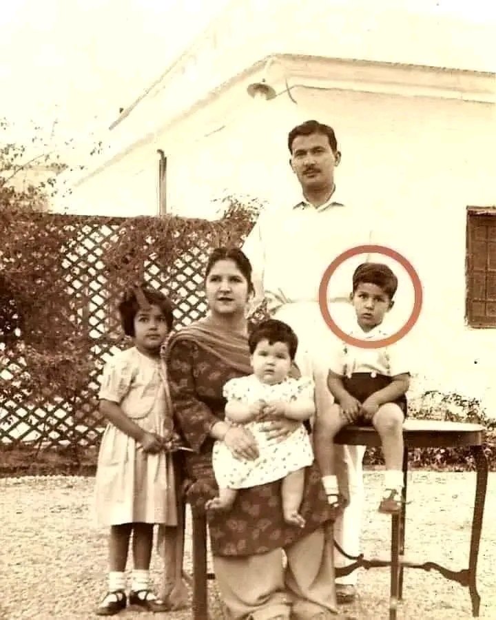 کس نے سوچا تھا، یہ معصوم بچہ بڑا ہو کر ایک دن بڑے بڑے  غداروں کی نیندیں حرام کر دیگا 
کپتان 💞💥
(1955)