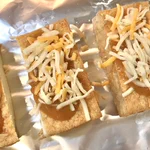 あと一品ほしい!そんなときにサッと作れて絶品『厚揚げのにんにく味噌チーズ焼き』