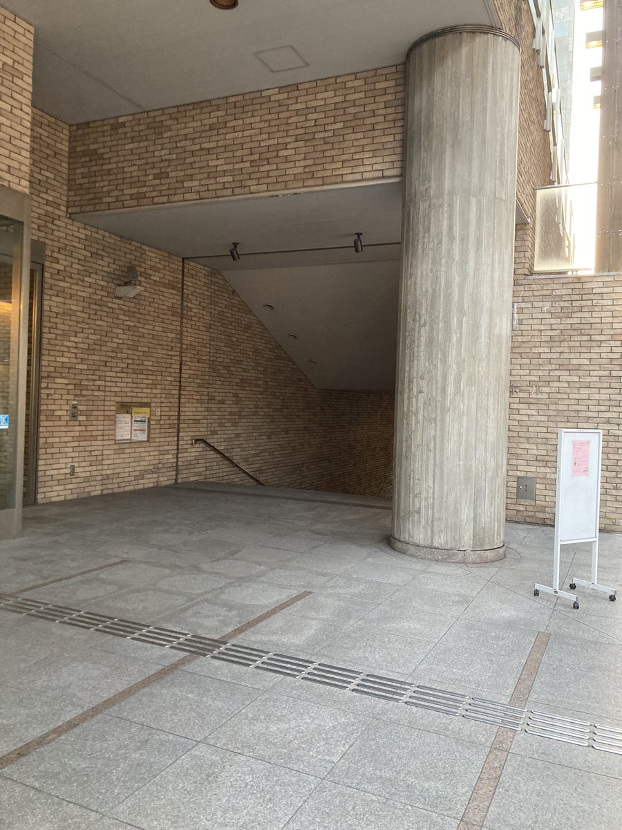 間も無く開場となります！
小ホールへは入り口右手の階段よりお越しください！
それではお待ちしております📯