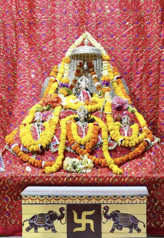 sambitswaraj's tweet photo. श्रीराम जन्मभूमि मंदिर में अनुजों सहित विराजमान भगवान श्री रामलला सरकार की अलौकिक तस्वीर!

जय श्री राम।🙏🏻🚩 https://t.co/6Arpbb57Wr