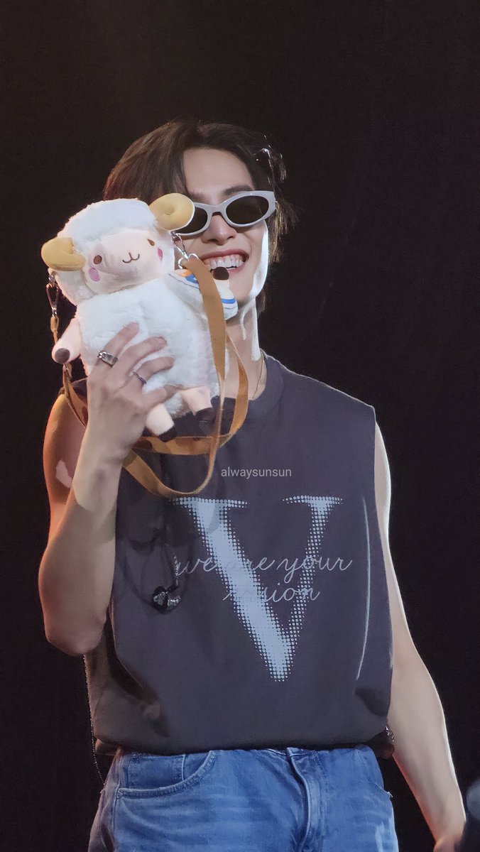 hourly yangyang tweet media