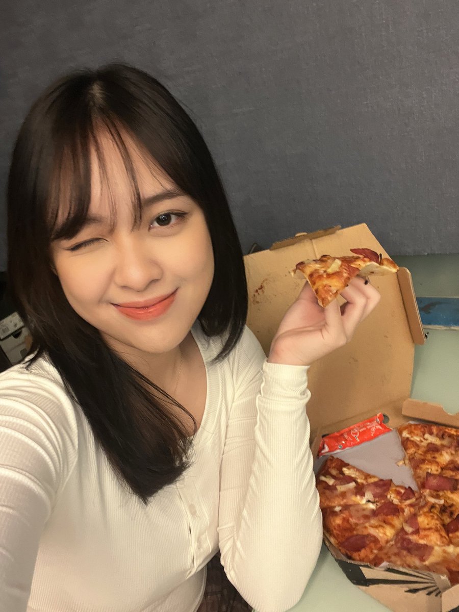anindthrc's tweet photo. hayoo siapa yg mau nemenin aku buka puasa? tadi abis ngegrabfood
salah satu menu kesukaan aku buat buka puasa🤗

coba kalian reply deh, makanan andalan kalian buat buka puasa apa? kalo ada yang sama kaya aku, nanti aku ajak bukber hihi😋 https://t.co/X9Gu7PEB97
