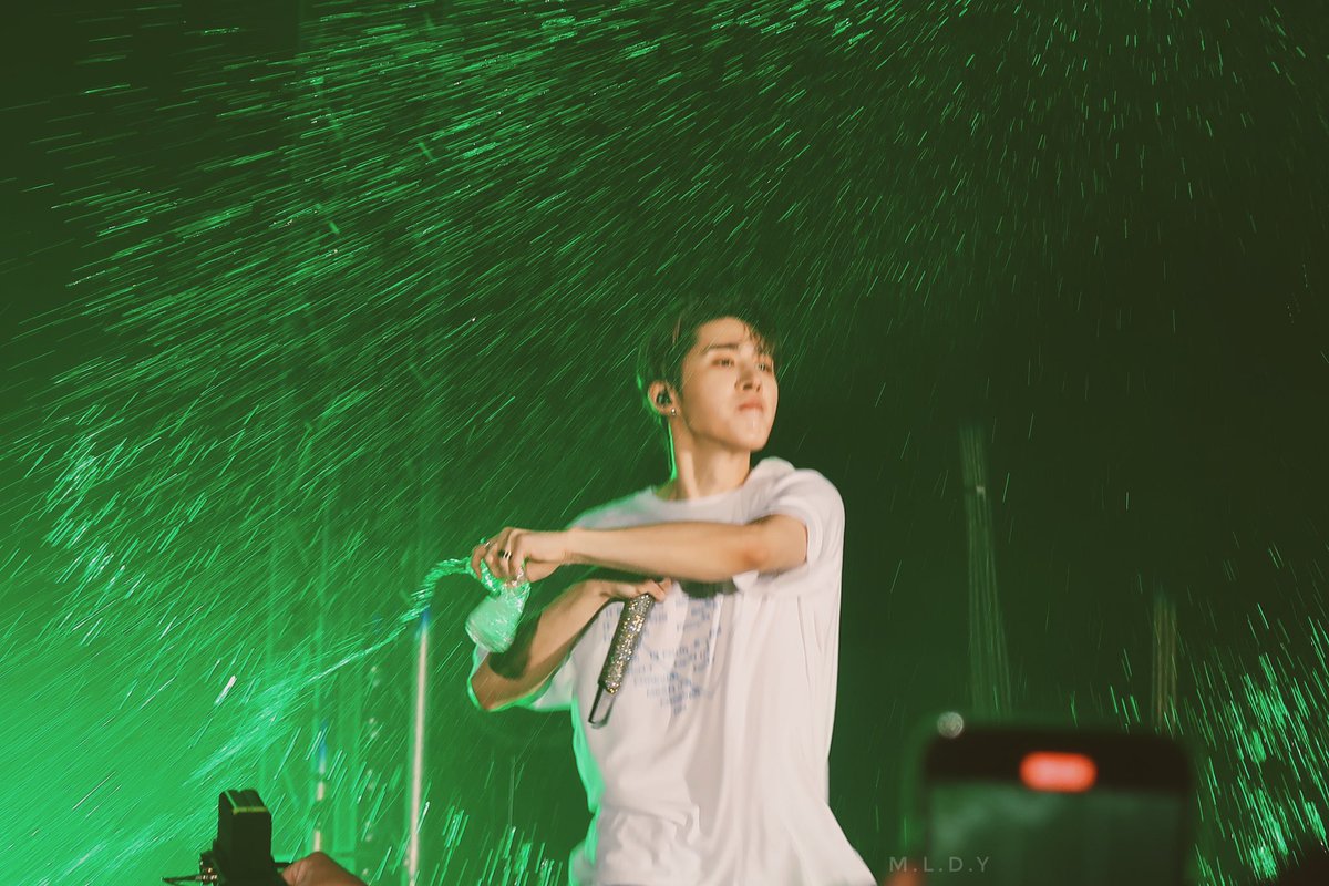 131pics_'s tweet photo. water splash is hanbin trademark https://t.co/MlxLrqRbYr
