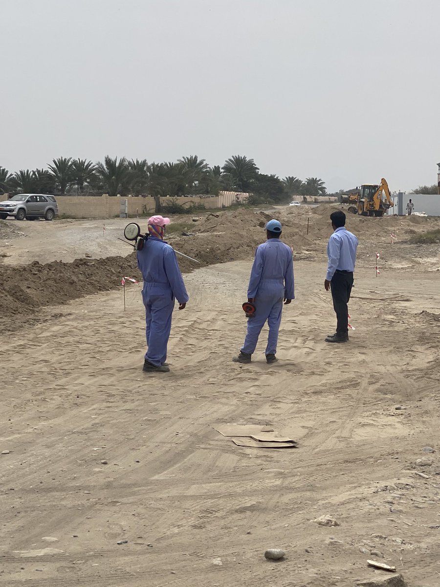 hssalsaadi's tweet photo. يتم حاليا العمل على رصف الشوارع الداخلية بعدة قرى بالولاية باطوال تمتد الى حوالي ٢٥ كيلو متر.. ساعين في الفترة القادمة ان تكون حصة الولاية اكبر من هذه الاطوال .. شاكرين سعادة الشيخ محافظ جنوب الباطنة على إهتمامه والقائمين على بلدية جنوب الباطنة ومدير بلدية المصنعه.. https://t.co/Vw2VYbVRfX