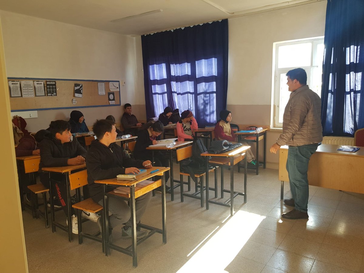 EsenpinarOO's tweet photo. #RAM'dan okulumuzu ziyaret eden rehber öğretmenlerimiz öğrencilerimize Madde Bağımlılığı ve Lgs Bilgilendirme Semineri vermişlerdir. Öğretmenlerimize teşekkür ederiz. https://t.co/D8ymzhSXv0
