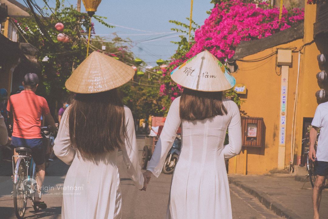 The confetti season in Hoi An ancient town
#Hoian #Hoiantours #Vietnamtours #OriginTravel #OriginVietnam #checkinHoian #Hoiantravelguide