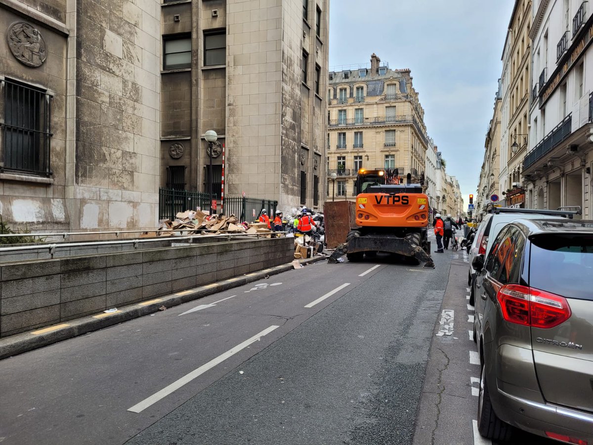 Paris's tweet photo. Des moyens inédits sont mis en œuvre pour poursuivre et accélérer la collecte des déchets. https://t.co/WYDSg4XvUT