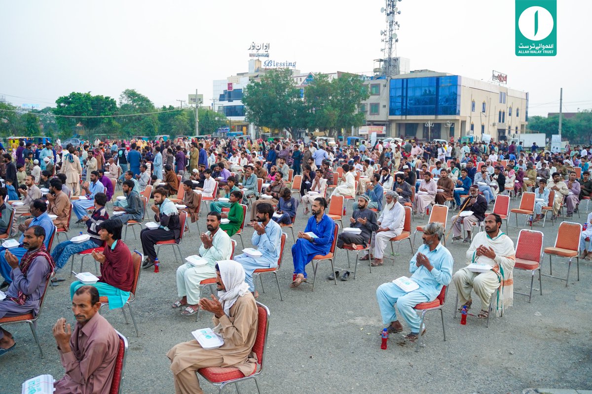 AllahWalayTrust's tweet photo. رمضان دسترخوان :
اللہ والے ٹرسٹ کی طرف سے 
"رمضان افطار" 
غریب طبقے کے لیے تقسیم کردہ کا افطار مجموعہ 
ٹیم اللہ والے ٹرسٹ
#Allahwalaytrust #iftar2023 #ramzan2023 #ramzanmubarak   #ZeroHungerZeroWaste  #AWT #RamzanRation #RamzanKareem #RamzanBlessings #helpingpoorpeople https://t.co/TwA3e9x4ZM