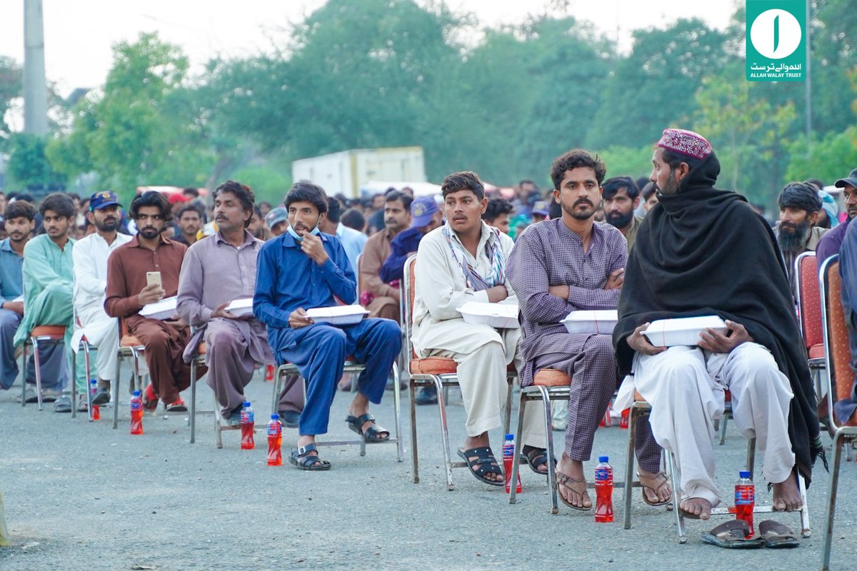 AllahWalayTrust's tweet photo. رمضان دسترخوان :
اللہ والے ٹرسٹ کی طرف سے 
"رمضان افطار" 
غریب طبقے کے لیے تقسیم کردہ کا افطار مجموعہ 
ٹیم اللہ والے ٹرسٹ
#Allahwalaytrust #iftar2023 #ramzan2023 #ramzanmubarak   #ZeroHungerZeroWaste  #AWT #RamzanRation #RamzanKareem #RamzanBlessings #helpingpoorpeople https://t.co/TwA3e9x4ZM