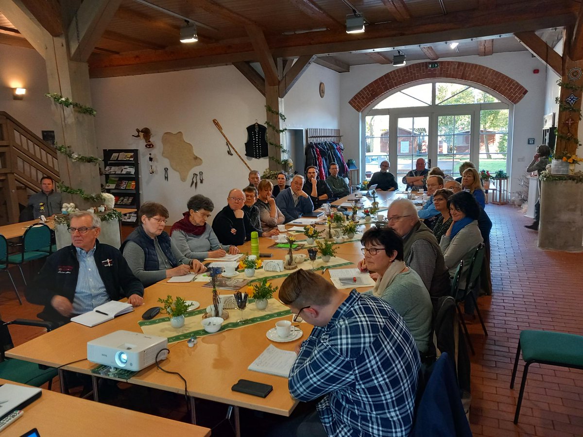 Gestern in Kläden (Bismark): Ortschronist*innen kamen zum Workshop „Vom Zettelkasten zum digitalen Archiv“. Der LHB, die Uni Halle u. der Museumsverband unterstützen u.a. die Digitalisierung von Ortschroniken. Foto: LHB #sachsenanhalt #heimatforscher #ortschronist #CitizenScience