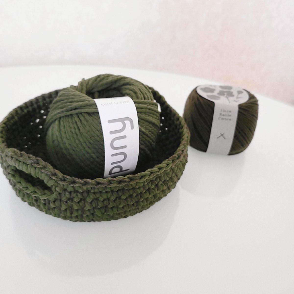 jul_knitting's tweet photo. Pumyとリネンラミーコットンを引き揃えて編んだ朝型バスケット🧺

ほんのり迷彩感が可愛い組み合わせ🌲

編み方動画も公開中です💁‍♀️
https://t.co/eRywSg5Rkn https://t.co/IBEBwQWm6i