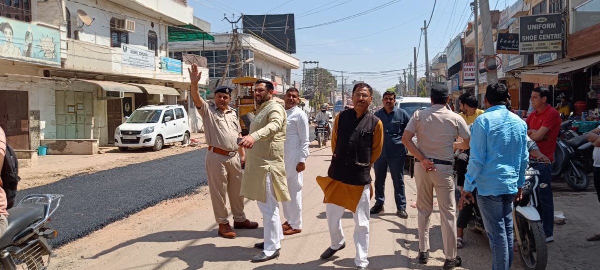 nikhilmadaansnp's tweet photo. शहर के गाँधी चौक से सेक्टर 14-15 डिवाइडिंग रोड, पुलिस चौकी तक बिटुमिन से बनने वाली सड़क का निर्माण कार्य नगर निगम द्वारा करवाया जा रहा है।आज मौके पर पहुंचकर निगम पार्षद सुरेंद्र मदान जी एवं निगम अधिकारियों के साथ निर्माण कार्य का जायजा लिया और एजेंसी को निर्माण कार्य पूरी गुणवत्ता और तीव्र गति से करने के निर्देश दिए। डीसीपी ट्रैफिक के साथ मिलकर पुलिस प्रशासन को  यातायात के  सुचारू रूप से चलाने के निर्देश दिए। आमजन से अनुरोध है कि आज इस रास्ते पर जाने से बचे और दूसरे वैकल्पिक रास्ते का प्रयोग करें। जल्द ही सभी सड़कों का निर्माण कार्य पूरा कर लिया जाएगा।
निखिल मदान।
मेयर,नगर निगम सोनीपत।
#nikhilmadaan
#sonipat
#हमारा_प्रयास_सोनीपत_का_विकास