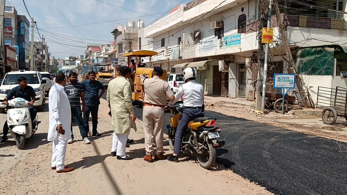nikhilmadaansnp's tweet photo. शहर के गाँधी चौक से सेक्टर 14-15 डिवाइडिंग रोड, पुलिस चौकी तक बिटुमिन से बनने वाली सड़क का निर्माण कार्य नगर निगम द्वारा करवाया जा रहा है।आज मौके पर पहुंचकर निगम पार्षद सुरेंद्र मदान जी एवं निगम अधिकारियों के साथ निर्माण कार्य का जायजा लिया और एजेंसी को निर्माण कार्य पूरी गुणवत्ता और तीव्र गति से करने के निर्देश दिए। डीसीपी ट्रैफिक के साथ मिलकर पुलिस प्रशासन को  यातायात के  सुचारू रूप से चलाने के निर्देश दिए। आमजन से अनुरोध है कि आज इस रास्ते पर जाने से बचे और दूसरे वैकल्पिक रास्ते का प्रयोग करें। जल्द ही सभी सड़कों का निर्माण कार्य पूरा कर लिया जाएगा।
निखिल मदान।
मेयर,नगर निगम सोनीपत।
#nikhilmadaan
#sonipat
#हमारा_प्रयास_सोनीपत_का_विकास