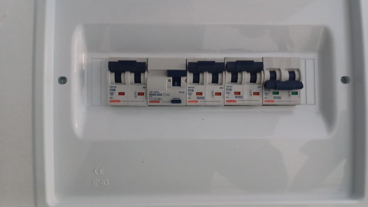 reledsa's tweet photo. Y otro trabajo más acabado, esta vez es el montaje e instalación de un cuadro de superficie con automático general y diferencial, circuito de alumbrado, enchufes y uno para una persiana, todo con mecanismos de @GEWISS_Iberica ,casi na.
#trabajo #cuadromando #electricidad #reledsa https://t.co/CyXcDGVKha