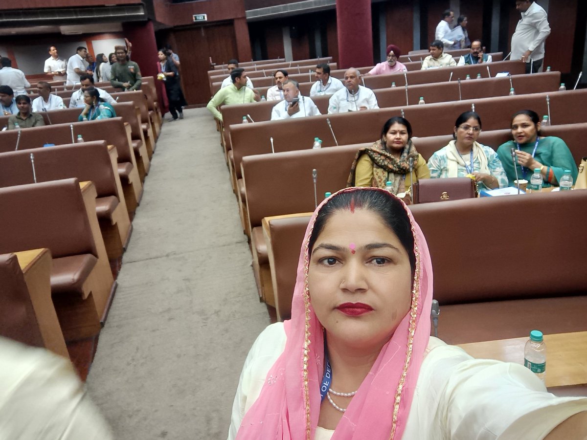 JantaDevi's tweet photo. आज सदन में हाउस शुरू होते ही मेयर शैली ओबरॉय जी ,बजट, पर चर्चा शुरू करने से पहले ही सदन कल तक के लिए स्थगित कर के चली गई। https://t.co/ivvrGnLX7K