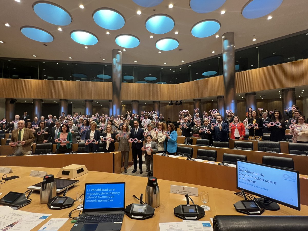 Comenzamos en <a href="/Congreso_Es/">Congreso</a> el acto institucional del #DíaMundialAutismo 2023 haciéndonos la foto de familia con el símbolo del infinito. #LlamémosloPorSuNombre
