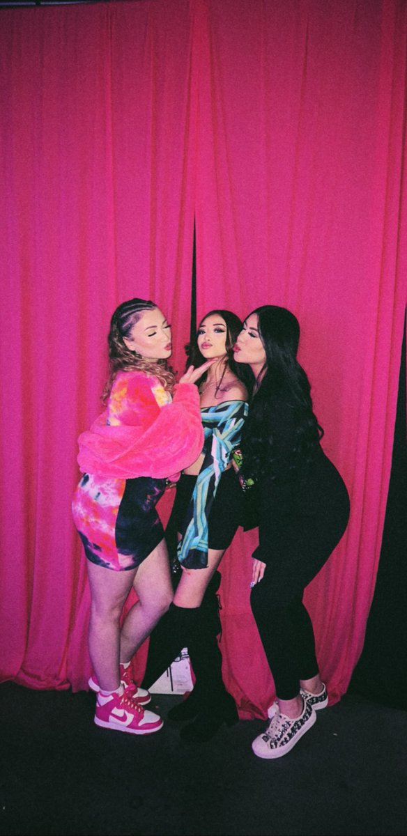 jasminees_'s tweet photo. Trio 🍭 https://t.co/qiDr3dtfcF