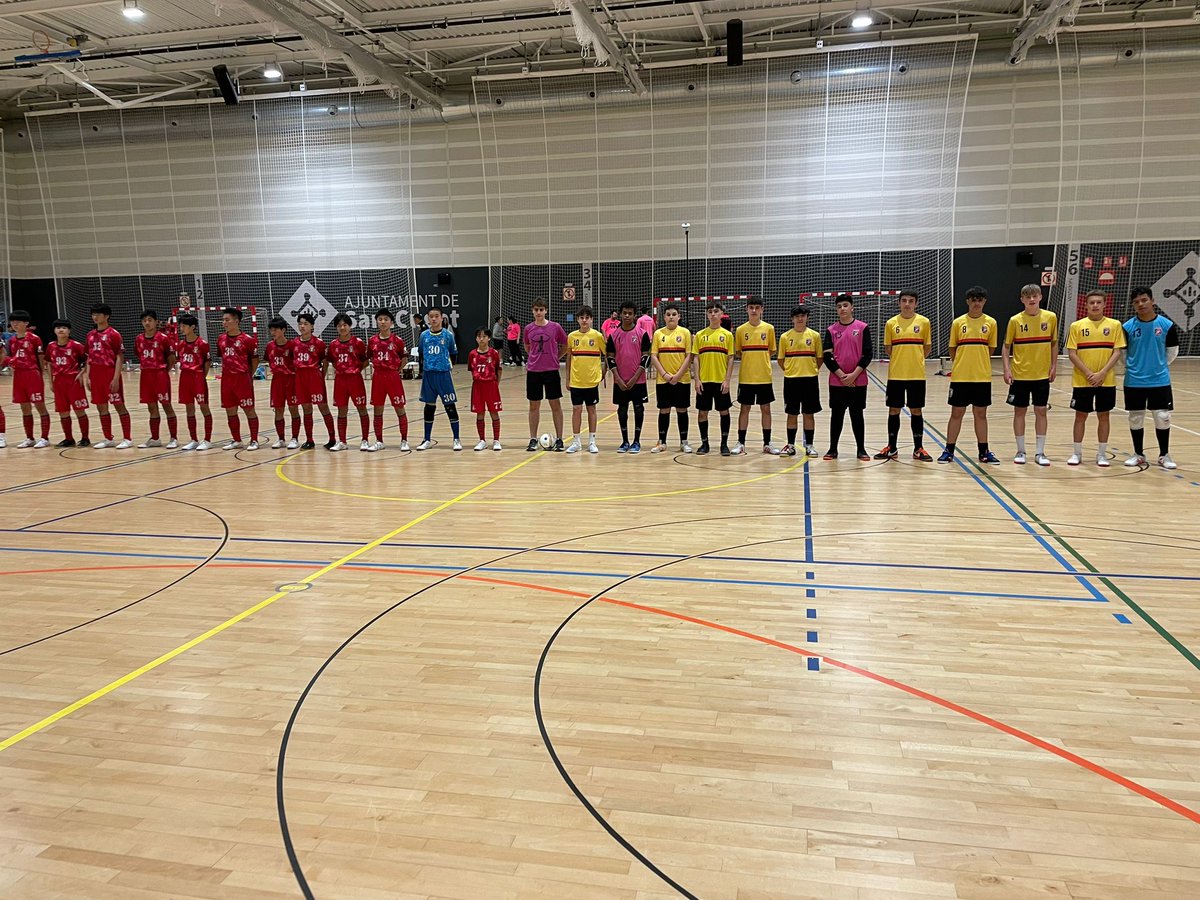FSSANTCUGAT's tweet photo. [FIL]

⚽ Som un club FORMATIU i INTERNACIONAL!

👉 Ahir, al pavelló de la ZEM La Guinardera, ens va visitar un altre club estranger, el Cenird de Treinamento De Futbol Do Parana Londrina del #Japó. 

👏 Gràcies @ProneoSports per fer-ho possible!

#SantCugat @jordpalau @AnnaPaA19 https://t.co/3x0AIMbRWb