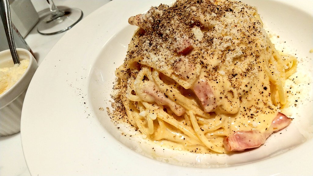 Mii20131212's tweet photo. #UOTA #パスタ #ピザ
お昼ごはんは六本木にあるUOTAさんで‼️
ワタシはジンジャーエール、旦那さんは白ワインです😃
シーフードのジェノベーゼピッツァ(本日のオススメ)&カルボナーラ😋
どちらも美味しくて気に入った❣️
六本木来たらまた来たいな😆💕💕 https://t.co/ZbEkvG5ViW