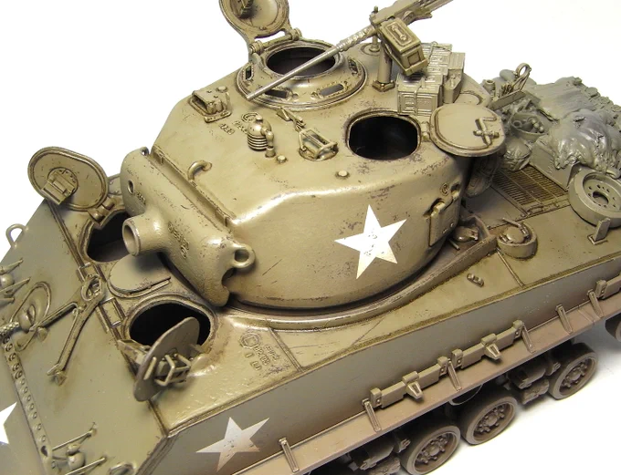 タミヤM4A3E8シャーマンの続き。エナメル塗料と油彩でスミ入れしました。 